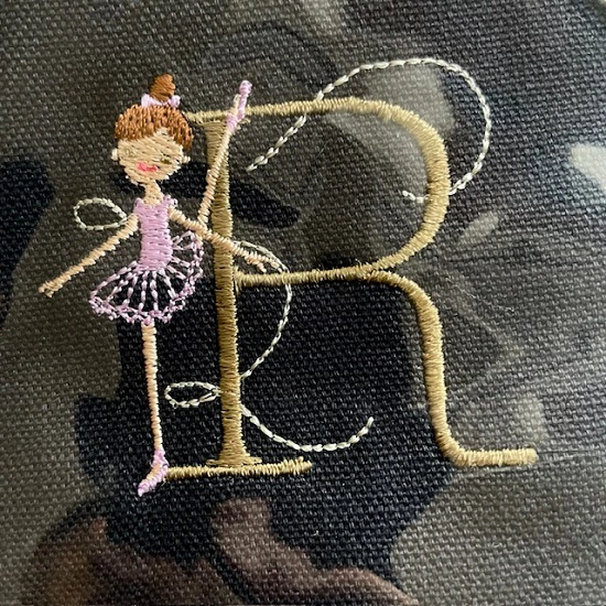 Kirara♡   ウエイト枠    刺繍イニシャルポーチ♡ 5e0ac4c030a93a4e91bf253c7f8a8f